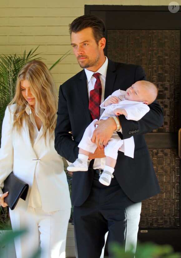 La chanteuse Fergie et son mari Josh Duhamel baptisent leur fils Axl Jack dans une église à Brentwood, le 12 décembre 2013.