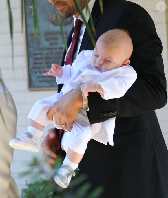 Josh Duhamel avec son fils Axl Jack après le baptême de ce dernier à Brentwood, le 12 décembre 2013.