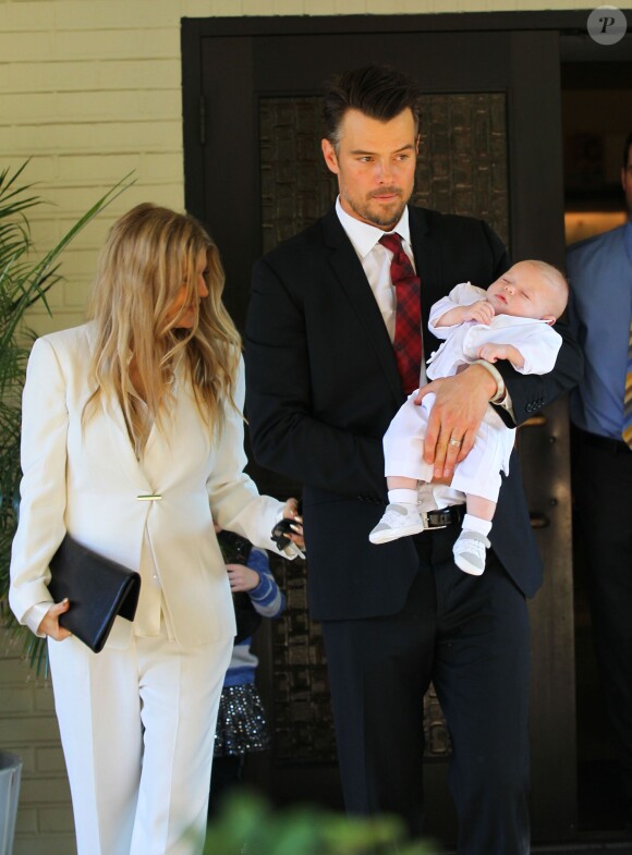 La chanteuse Fergie et son mari Josh Duhamel baptisent leur fils Axl Jack dans une église à Brentwood, le 12 décembre 2013.