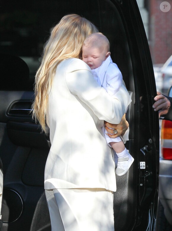 La chanteuse Fergie et son mari Josh Duhamel baptisent leur fils Axl Jack dans une église à Brentwood, le 12 décembre 2013.