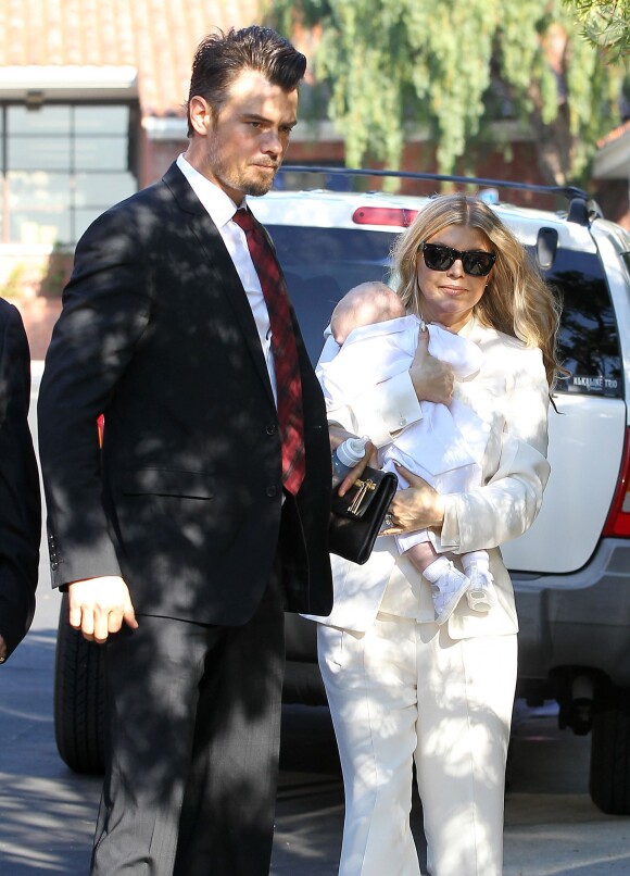 La chanteuse Fergie et son mari Josh Duhamel baptisent leur fils Axl Jack dans une église à Brentwood, le 12 décembre 2013.