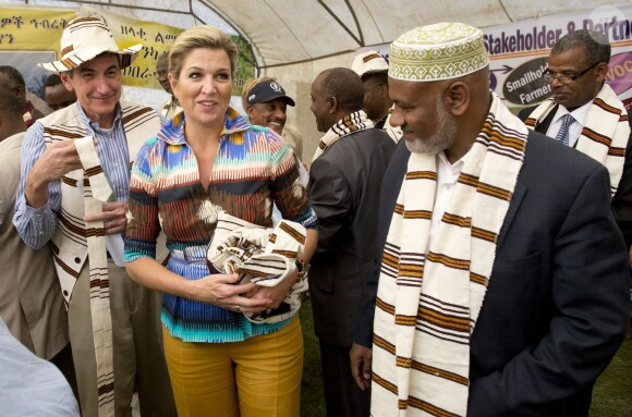 La reine Maxima des Pays-Bas visitant l'union coopérative de Hawassa lors de son voyage en Ethiopie avec des representants des Nations-unies le 10 décembre 2013