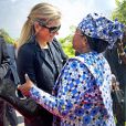 La reine Maxima des Pays-Bas a été accueillie à son arrivée en Tanzanie le 11 décembre 2013 par la première dame Salma Kikwete.