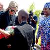 La reine Maxima des Pays-Bas a été accueillie à son arrivée en Tanzanie le 11 décembre 2013 par la première dame Salma Kikwete.