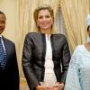 Réception de la reine Maxima des Pays-Bas par le président tanzanien Jakaya Mrisho Kikwete et la premiere dame Salma Kikwete à la résidence du président à Dar es Salaam, le 11 decembre 2013