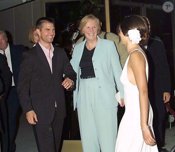 Tom Cruise et son attachée de presse Pat Kingsley avec Pénelope Cruz à Los Angeles le 13 août 2001