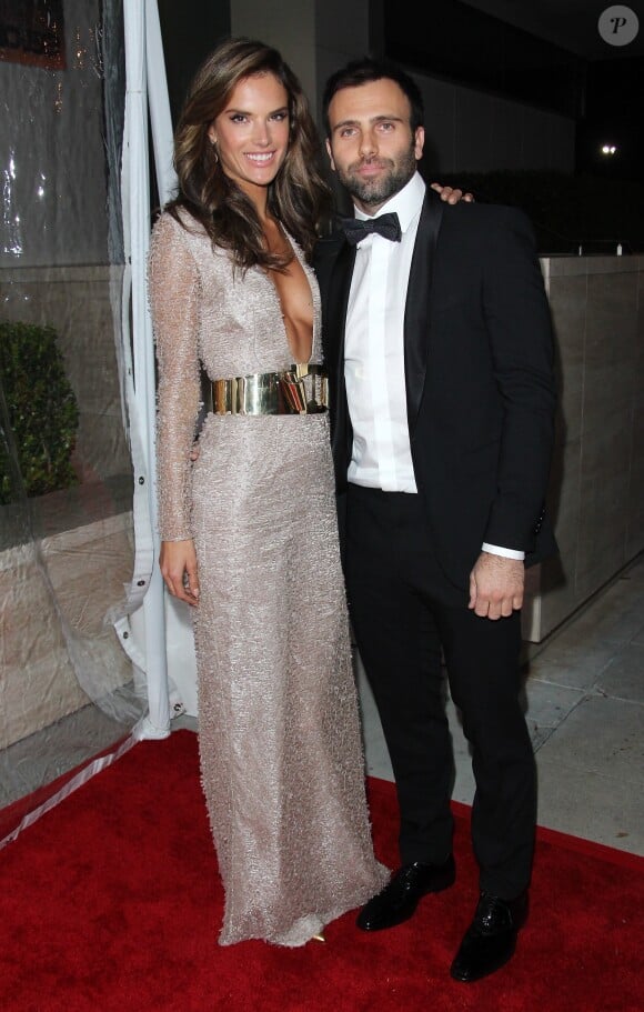 Alessandra Ambrosio et son mari Jamie Mazur au gala de l'amFAR à Los Angeles le 12 decembre 2013