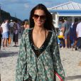 Alessandra Ambrosio passe la journ"e a la plage avec des amis à Miami, le 6 decembre 2013