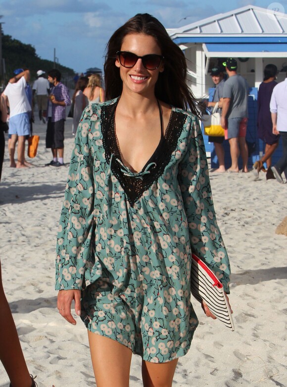 Alessandra Ambrosio passe la journ"e a la plage avec des amis à Miami, le 6 decembre 2013