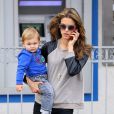 Alessandra Ambrosio et son fils Noah dans les rues de Brentwood, le 21 novembre 2013.
