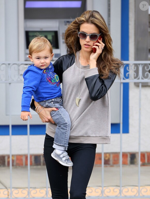Alessandra Ambrosio et son fils Noah dans les rues de Brentwood, le 21 novembre 2013.