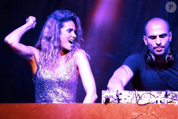 Clara Morgane : sexy et déchaînée auprès de son mari DJ Jey Didarko lors du concert "ON THE BEACH" à Liège, le 2 août 2012.