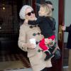 La popstar Pink, son mari Carey Hart et leur fille Willow quittant New-York le 13 decembre 2013.