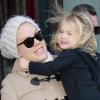 Pink, son mari Carey Hart et leur fille Willow quittant New-York le 13 decembre 2013.
