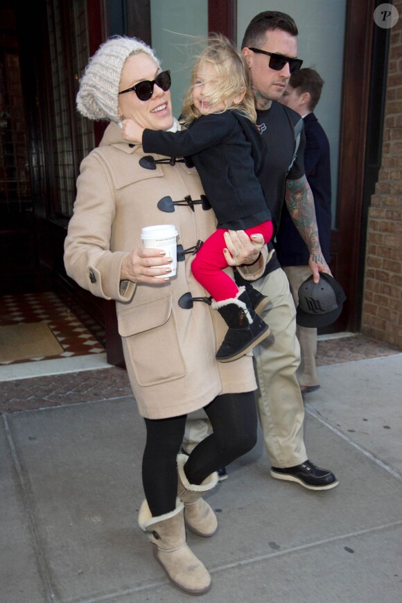 Pink, son mari Carey Hart et leur petite Willow quittant New-York le 13 decembre 2013.
