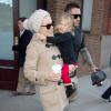 Pink, son mari Carey Hart et leur fille Willow quittant New-York le 13 decembre 2013.
