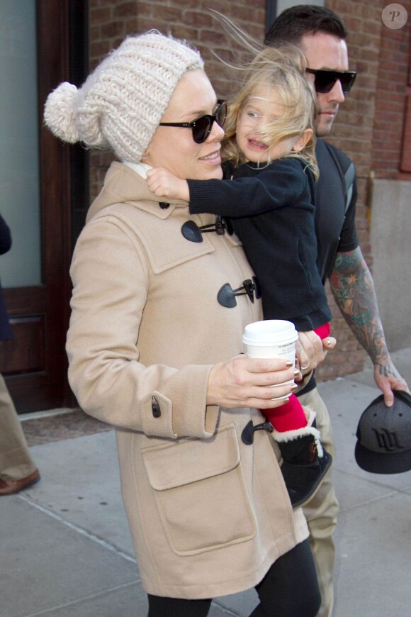 La chanteuse Pink, son mari Carey Hart et leur fille Willow quittant New York le 13 decembre 2013.