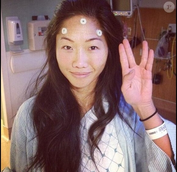 Atteinte d'une tumeur au cerveau, la jeune journaliste prometteuse Julie Chang a ouvert les portes de sa lourde opération.