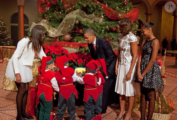 Barack, Michelle, Sasha, Malia Obama et de craquants petits lutins prennent part à l'enregistrement de l'émission Christmas in Washington. Washington, le 15 décembre 2013.