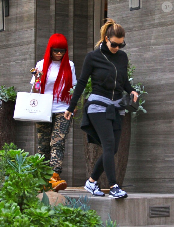 Kim Kardashian et son amie Blac Chyna quittent l'institut de beauté Anastasia Beverly Hills. Beverly Hills, le 15 décembre 2013.
