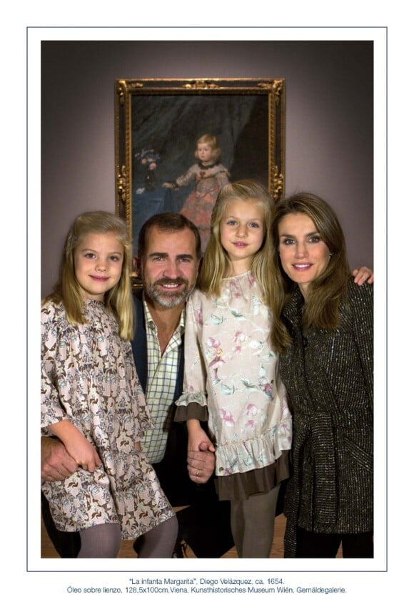 Le prince Felipe et la princesse Letizia d'Espagne ont posé au musée du Prado avec leurs filles Leonor et Sofia, devant L'Infanta Margarita de Velazquez, pour leur carte de voeux 2013 dévoilée le 16 décembre.