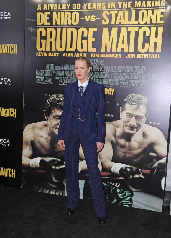 Kim Basinger, portant un costume trois-pièces Ralph Lauren, lors de l'avant-première du film Match retour à New York le 16 décembre 2013