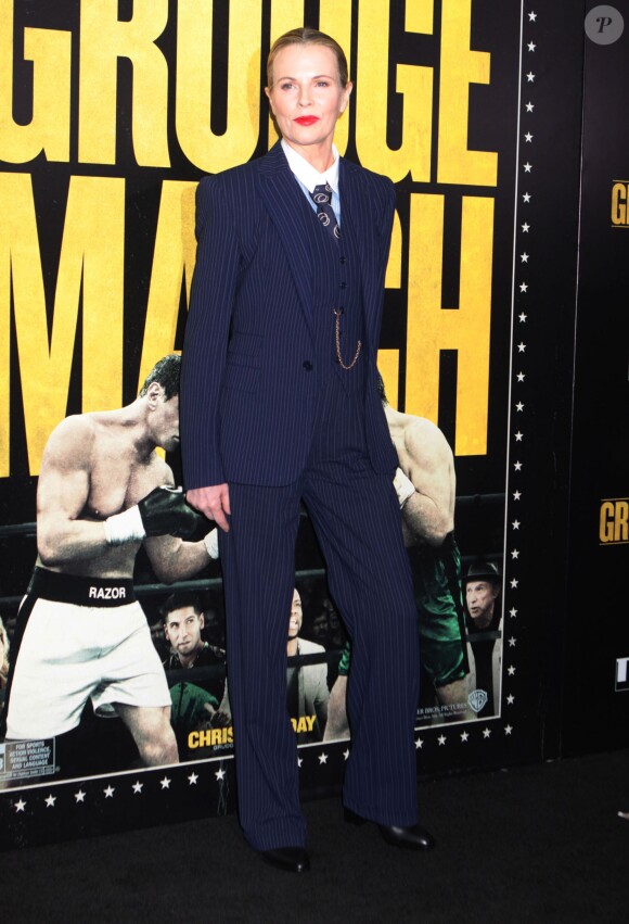 Kim Basinger, portant un costume trois-pièces Ralph Lauren, lors de l'avant-première du film Match retour à New York le 16 décembre 2013