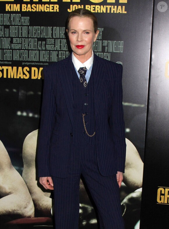 Kim Basinger, portant un costume trois-pièces Ralph Lauren, lors de l'avant-première du film Match retour à New York le 16 décembre 2013
