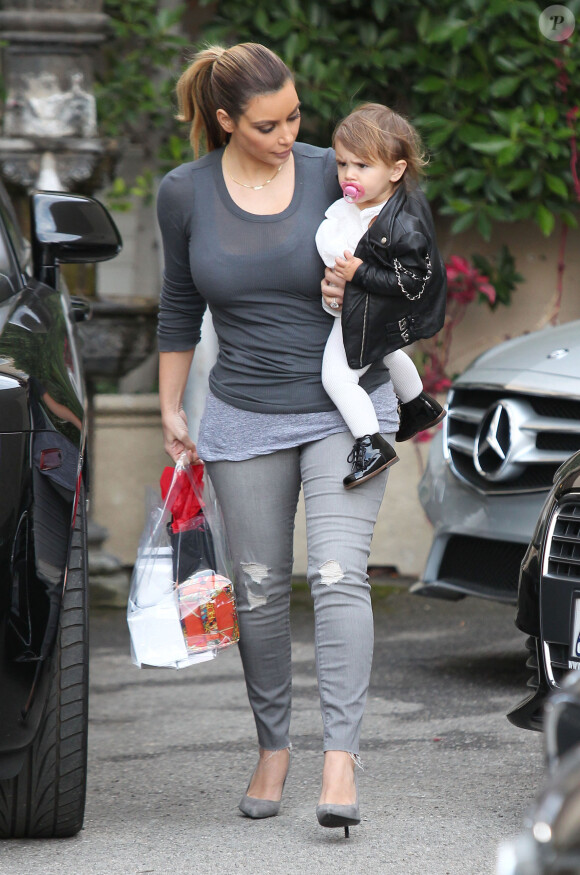Kim Kardashian, tata tendre pour Penelope avec qui elle quitte l'institut de beauté Epione à Beverly Hills. Le 16 décembre 2013.
