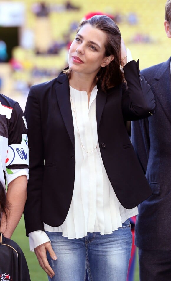 Charlotte Casiraghi au 20e match des 'World Stars Football Match' à Monaco le 21 mai 2013. La belle du Rocher détourne l'attention en misant sur une blouse plissée et ample. La compagne de Gad Elmaleh a accouché le 17 décembre d'un petit garçon.