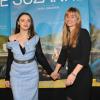 Sara Forestier tendre avec la réalisatrice Katell Quillévéré lors de la première du film Suzanne au cinema Max Linder à Paris, le 17 décembre 2013.