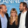 François Damiens et Paul Hamy avec Katell Quillévéré lors de la première du film Suzanne au cinema Max Linder à Paris, le 17 décembre 2013.