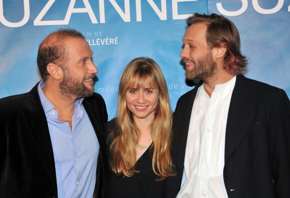 François Damiens et Paul Hamy avec Katell Quillévéré lors de la première du film Suzanne au cinema Max Linder à Paris, le 17 décembre 2013.