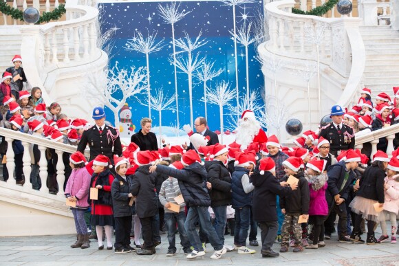 Le prince Albert II de Monaco et la princesse Charlene ont ravi les enfants lors du goûter de Noël des petits Monégasques dans la cour du palais princier le 18 décembre 2013