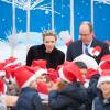 Le prince Albert II de Monaco et la princesse Charlene lors du goûter de Noël des enfants monégasques dans la cour du palais princier le 18 décembre 2013
