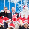 Le prince Albert II de Monaco et la princesse Charlene radieux lors du goûter de Noël des enfants monégasques dans la cour du palais princier le 18 décembre 2013