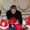 La princesse Charlene de Monaco en pleine distribution de cadeaux lors du goûter de Noël des enfants monégasques le 18 décembre 2013 au palais princier.