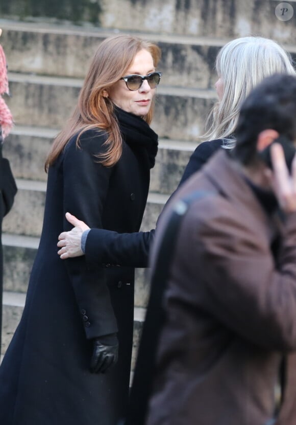 Isabelle Huppert lors des obsèques de Kate Barry en l'église Saint-Roch à Paris le 19 décembre 2013