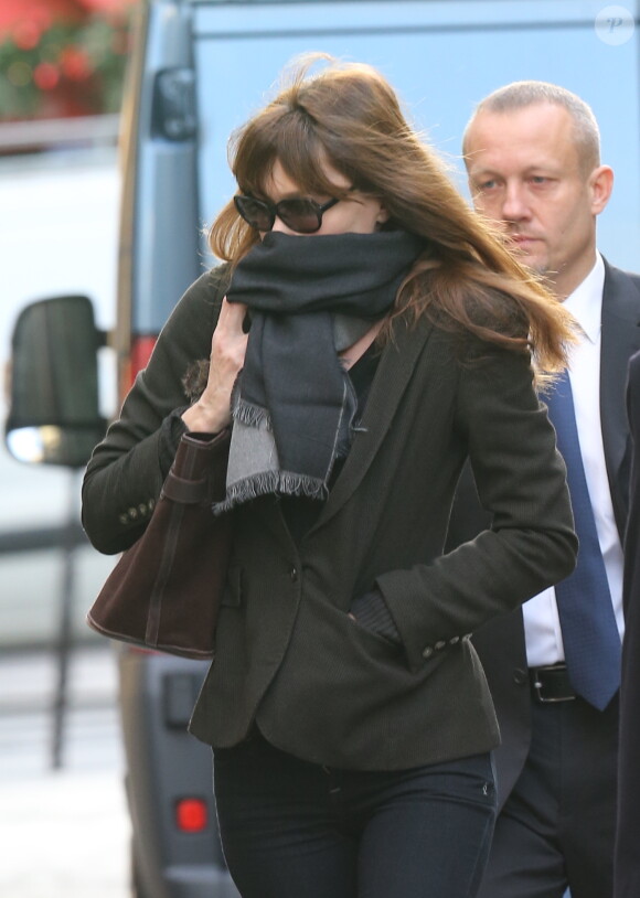 Carla Bruni-Sarkozy lors des obsèques de Kate Barry en l'église Saint-Roch à Paris le 19 décembre 2013