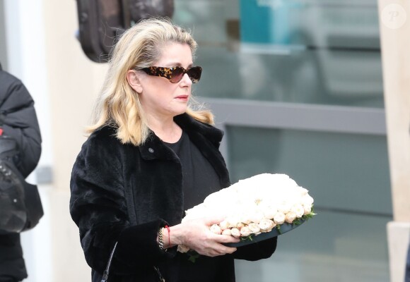Catherine Deneuve lors des obsèques de Kate Barry en l'église Saint-Roch à Paris le 19 décembre 2013