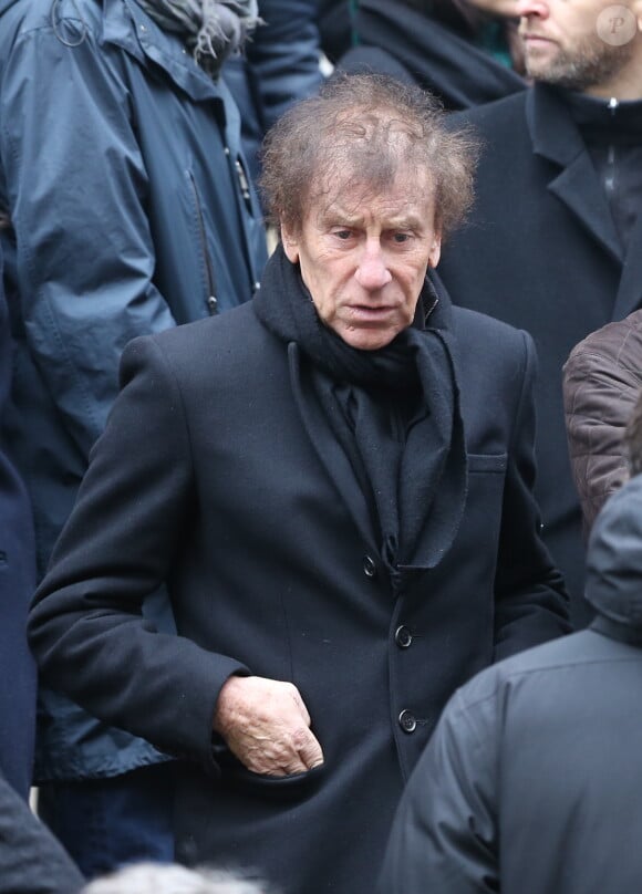 Alain Souchon quittant les obsèques de Kate Barry en l'église Saint-Roch à Paris le 19 décembre 2013