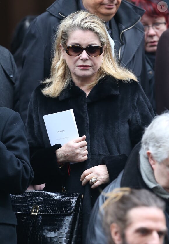 Catherine Deneuve quittant les obsèques de Kate Barry en l'église Saint-Roch à Paris le 19 décembre 2013