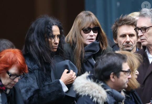 Karine Silla et Carla Bruni-Sarkozy quittant les obsèques de Kate Barry en l'église Saint-Roch à Paris le 19 décembre 2013