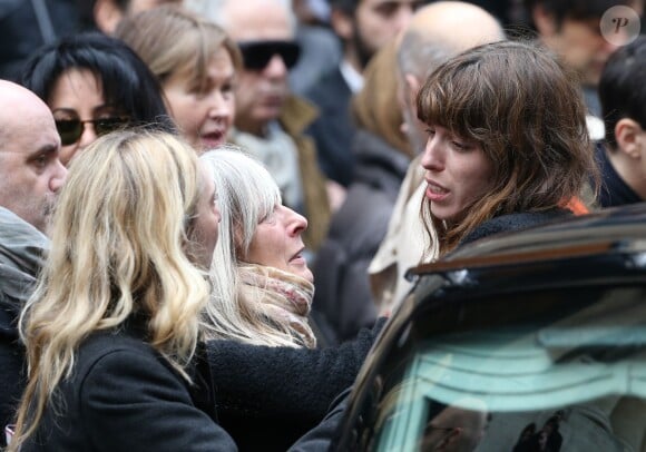 Yamina Benguigui Lou Doillon quittant les obsèques de Kate Barry en l'église Saint-Roch à Paris le 19 décembre 2013
