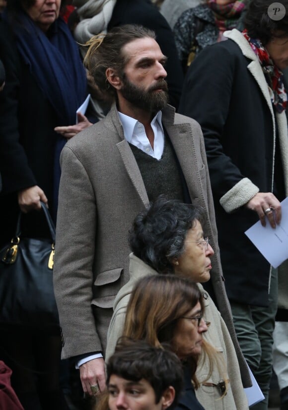 John Nollet quittant les obsèques de Kate Barry en l'église Saint-Roch à Paris le 19 décembre 2013