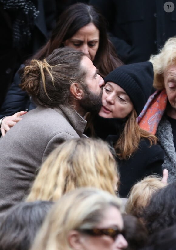 John Nollet quittant les obsèques de Kate Barry en l'église Saint-Roch à Paris le 19 décembre 2013