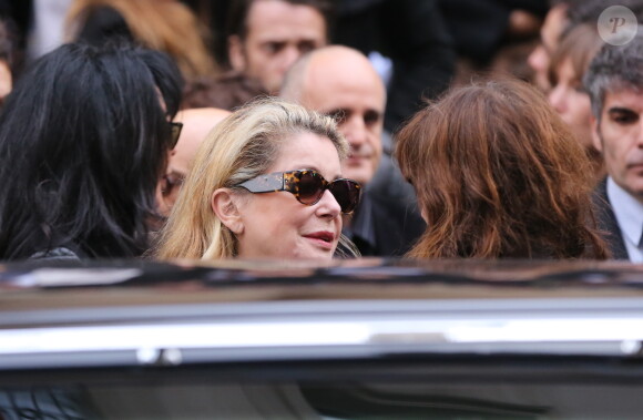 Catherine Deneuve et Lou Doillon quittant les obsèques de Kate Barry en l'église Saint-Roch à Paris le 19 décembre 2013