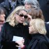 Catherine Deneuve et Bulle Ogier quittant les obsèques de Kate Barry en l'église Saint-Roch à Paris le 19 décembre 2013