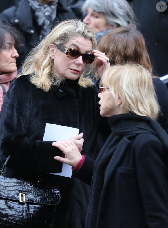 Catherine Deneuve et Bulle Ogier quittant les obsèques de Kate Barry en l'église Saint-Roch à Paris le 19 décembre 2013