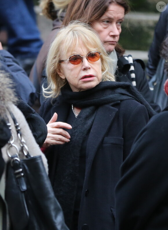 Bulle Ogier quittant les obsèques de Kate Barry en l'église Saint-Roch à Paris le 19 décembre 2013